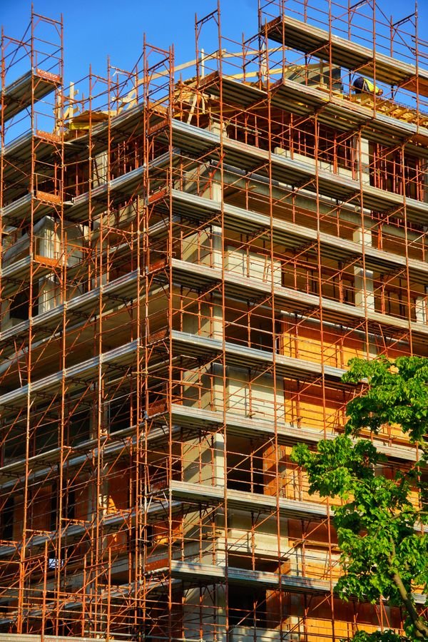 Bâtiment en cours de pose de bardage isolant pour une isolation thermique par l'extérieur