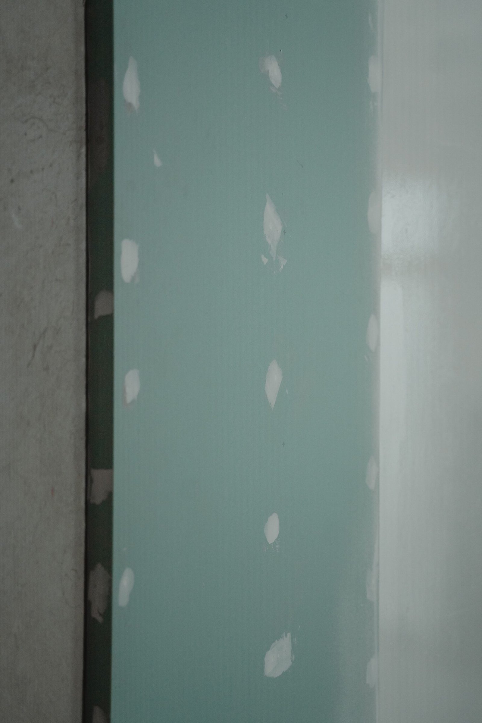 Pose de plaques de plâtre BA13 après isolation des murs par l'intérieur