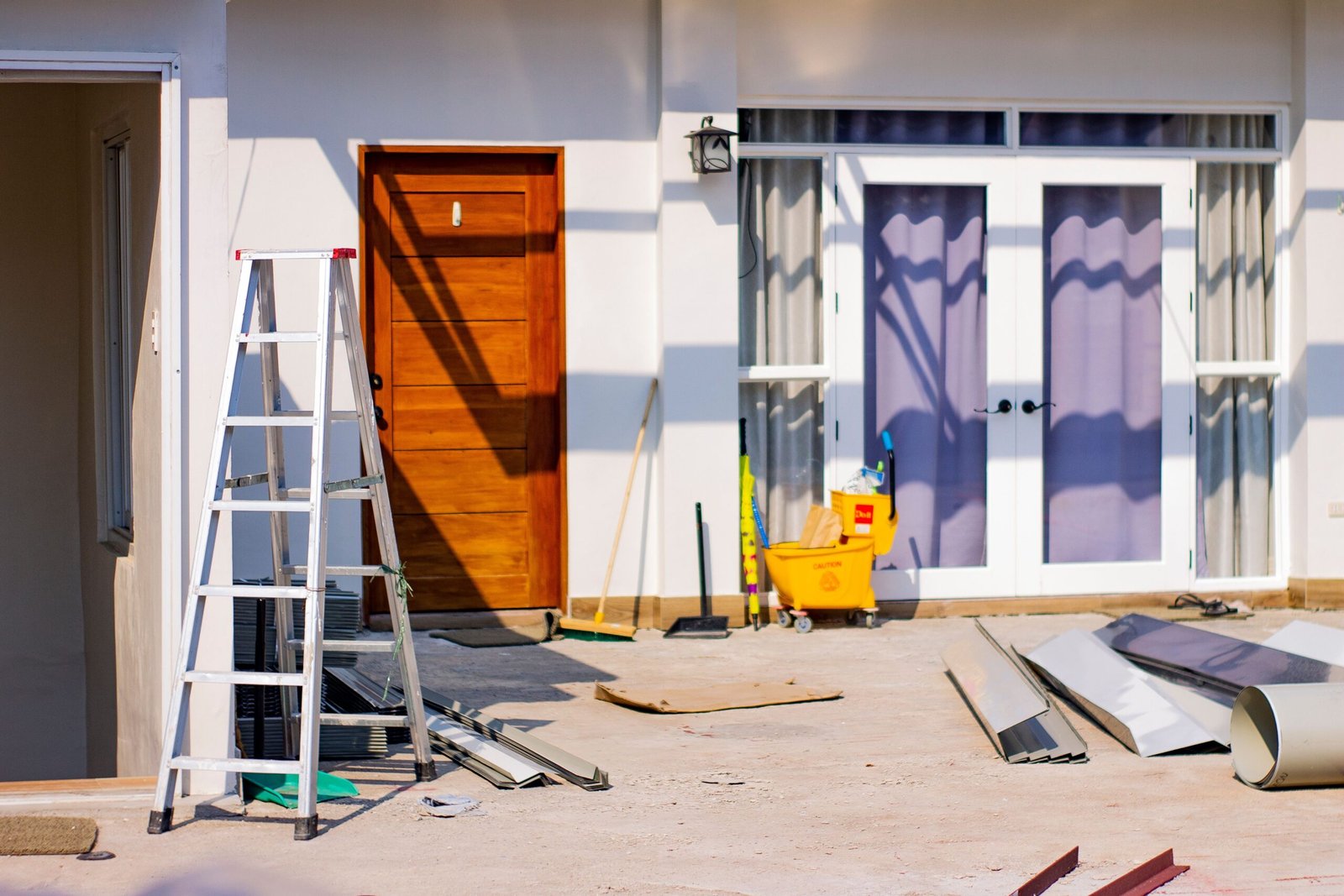 Entrée d'une maison en cours de rénovation financée par un Eco-PTZ