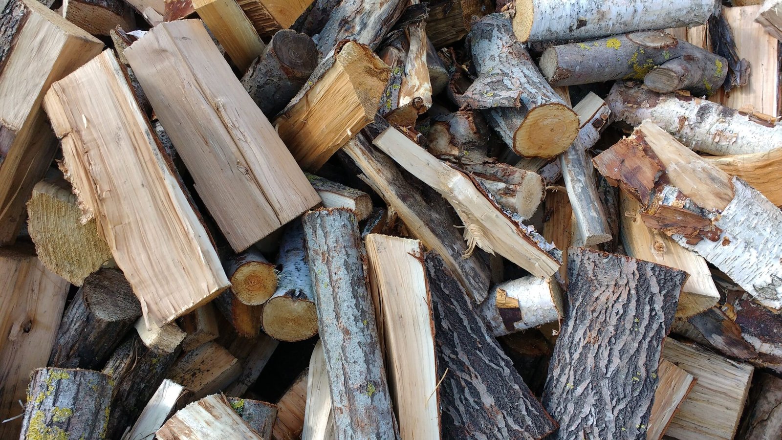Tas de bûches de bois stockées pour alimenté un poêle à bois