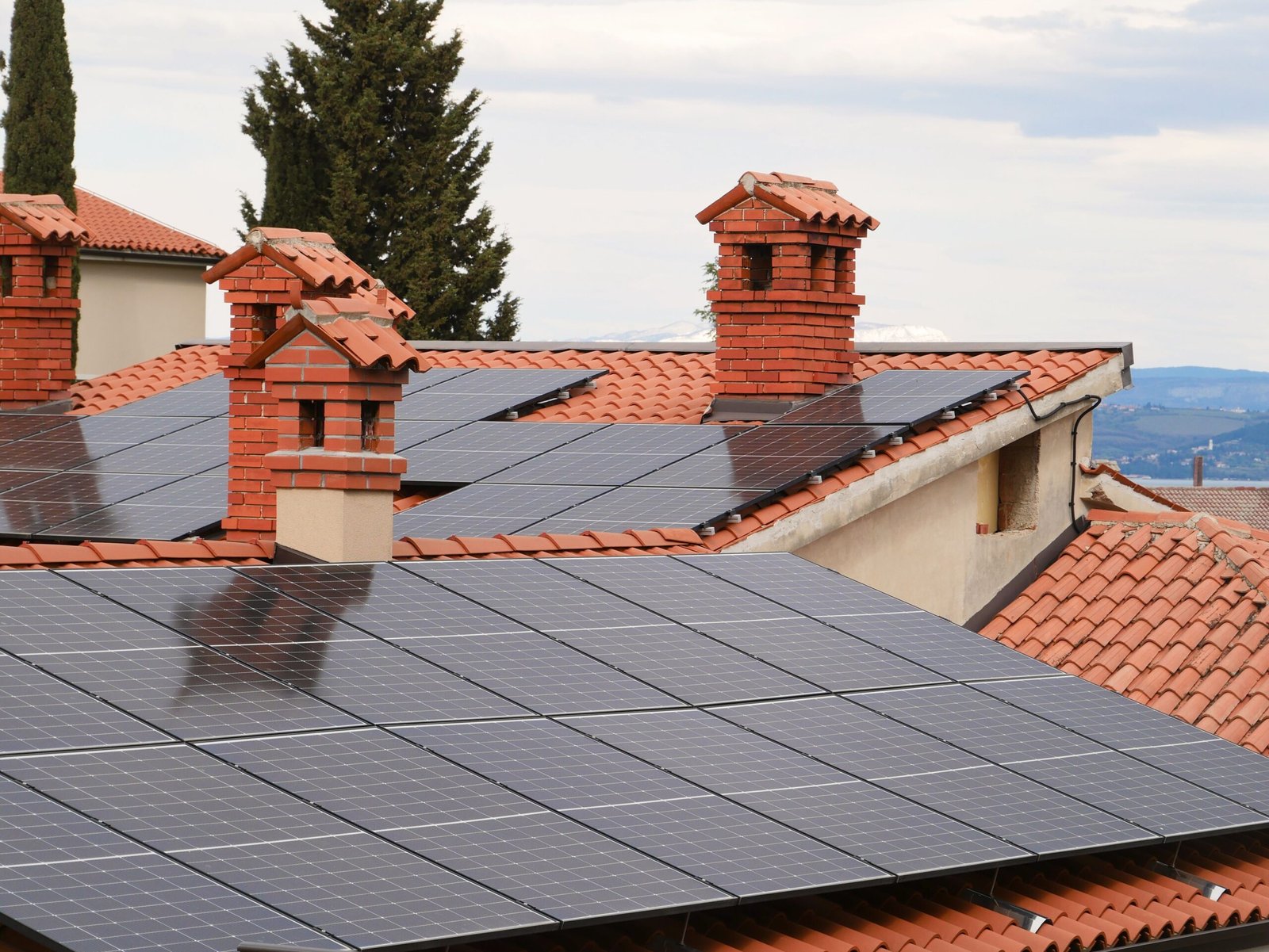 Panneaux solaires thermiques installés sur une toiture pour un chauffe-eau solaire